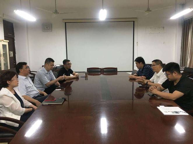 裝飾公司總工姜樹仁及設(shè)計(jì)所負(fù)責(zé)人與山東建筑大學(xué)藝術(shù)學(xué)院院長(左起)薛院長,副院長陳院長,藝術(shù)學(xué)院黨委書記倪院長,黨委副書記李院長。召開校企聯(lián)合交流會。