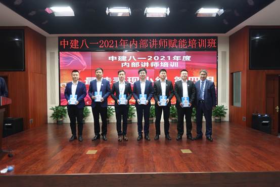 一群人站在室內合影
描述已自動生成