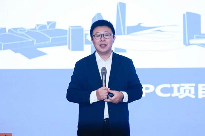 穿著西裝筆挺的男子與配字描述已自動生成